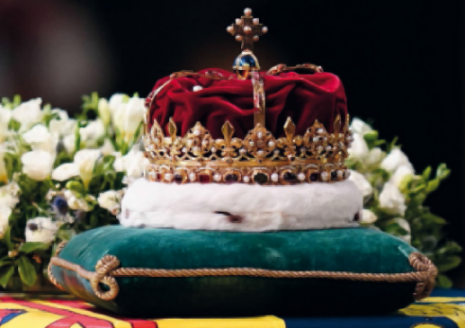 The Crown of Scotland was placed on top of The Queen’s coffin while it lay-in-state in St Giles’ Cathedral, Edinburgh